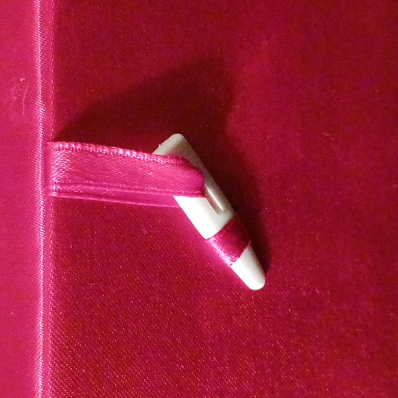 Red Satin gift box with unique closure - Picture 3 of 11